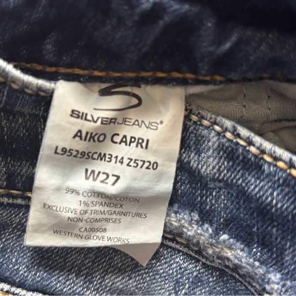 Silver Jeans Medium Blue Capri style Jeans with Embroidered Back Pockets - Picture 3 of 4